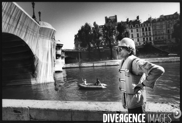 L artiste Christo emballe le Pont-Neuf à Paris