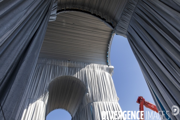 Début du chantier de l oeuvre posthume de Christo et Jeanne-Claude: L Arc de Triomphe empaqueté