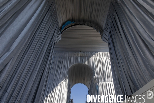 Début du chantier de l oeuvre posthume de Christo et Jeanne-Claude: L Arc de Triomphe empaqueté