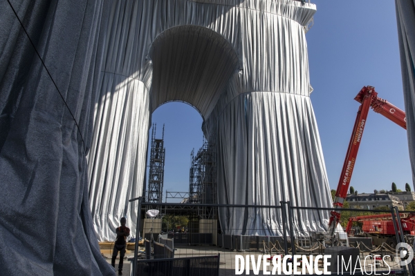 Début du chantier de l oeuvre posthume de Christo et Jeanne-Claude: L Arc de Triomphe empaqueté