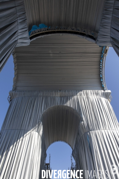 Début du chantier de l oeuvre posthume de Christo et Jeanne-Claude: L Arc de Triomphe empaqueté