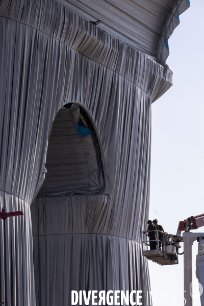 Début du chantier de l oeuvre posthume de Christo et Jeanne-Claude: L Arc de Triomphe empaqueté