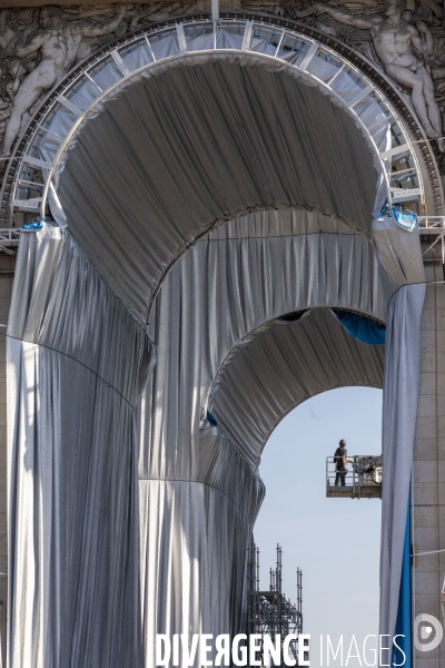 Début du chantier de l oeuvre posthume de Christo et Jeanne-Claude: L Arc de Triomphe empaqueté