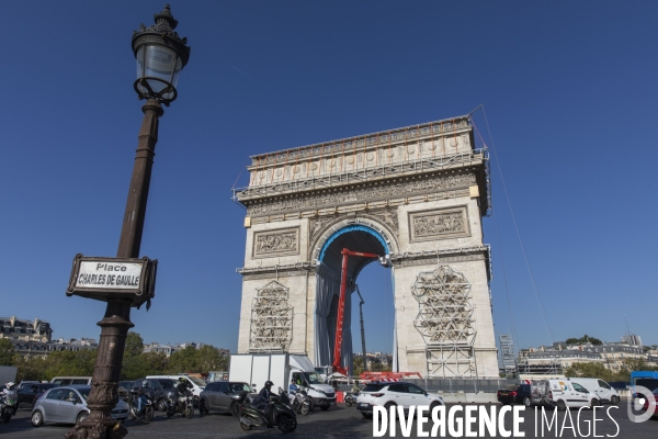 Début du chantier de l oeuvre posthume de Christo et Jeanne-Claude: L Arc de Triomphe empaqueté