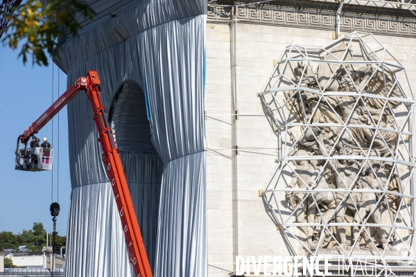 Début du chantier de l oeuvre posthume de Christo et Jeanne-Claude: L Arc de Triomphe empaqueté