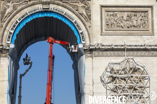 Début du chantier de l oeuvre posthume de Christo et Jeanne-Claude: L Arc de Triomphe empaqueté