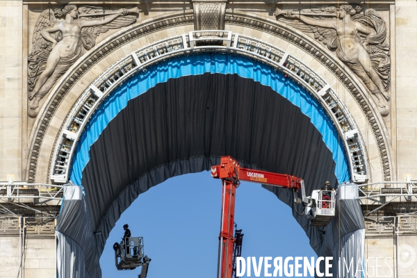 Début du chantier de l oeuvre posthume de Christo et Jeanne-Claude: L Arc de Triomphe empaqueté