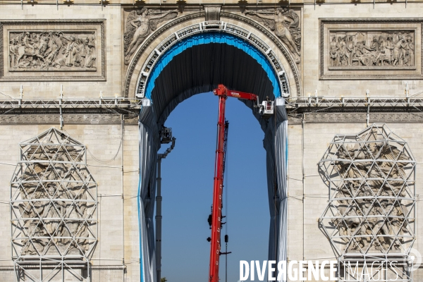 Début du chantier de l oeuvre posthume de Christo et Jeanne-Claude: L Arc de Triomphe empaqueté