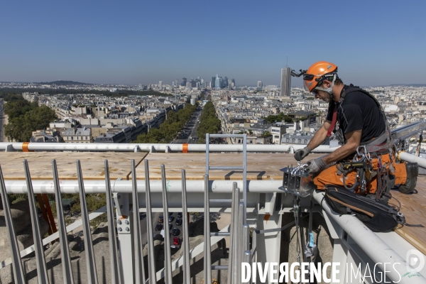 Début du chantier de l oeuvre posthume de Christo et Jeanne-Claude: L Arc de Triomphe empaqueté