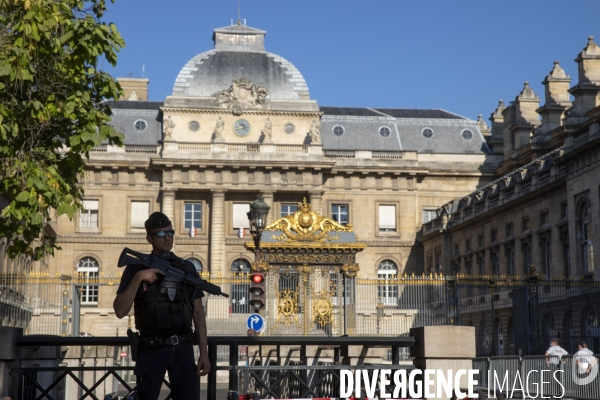 Sécurité autour du palais de justice de Paris à l ouverture du procès des attentats du 13 novembre 2015