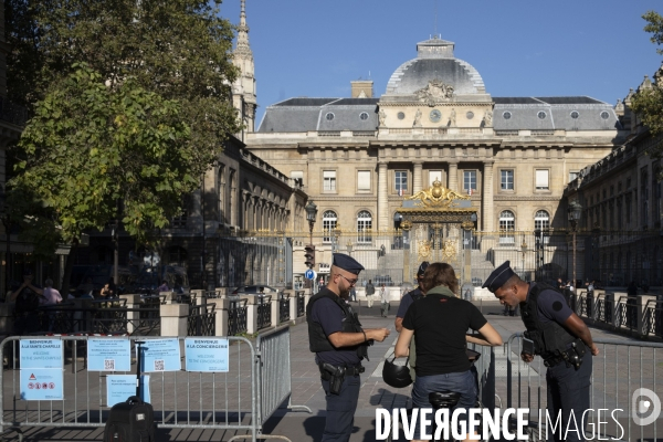 Sécurité autour du palais de justice de Paris à l ouverture du procès des attentats du 13 novembre 2015