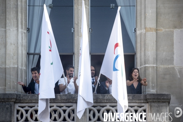 Les drapeaux des JO débutent leur tournée à Saint-Denis