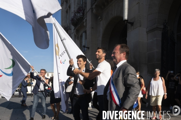 Les drapeaux des JO débutent leur tournée à Saint-Denis