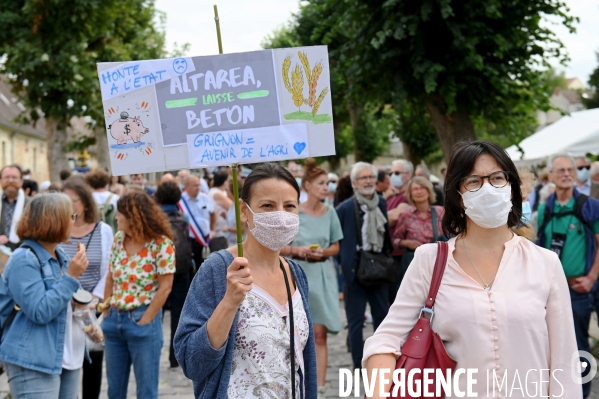 Manifestation contre la vente du domaine de grignon  au promoteur immobilier altarea cogedim