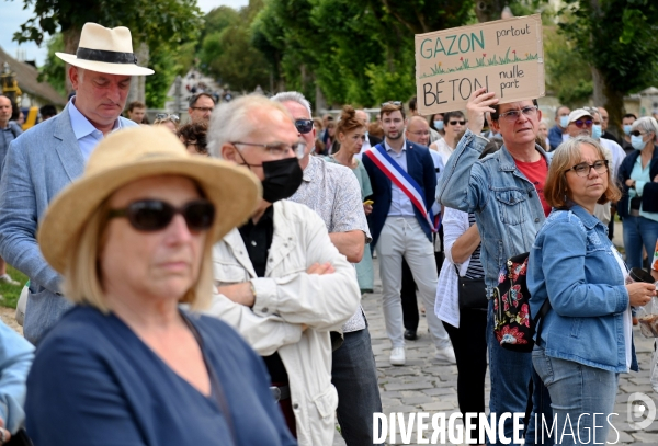 Manifestation contre la vente du domaine de grignon  au promoteur immobilier altarea cogedim