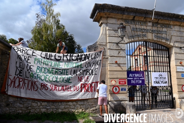 Manifestation contre la vente du domaine de grignon  au promoteur immobilier altarea cogedim