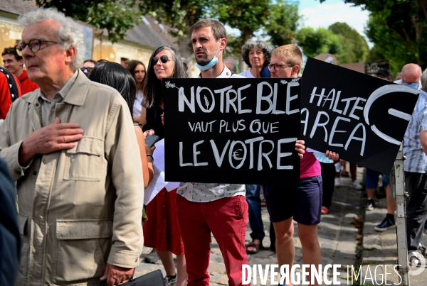 Manifestation contre la vente du domaine de grignon  au promoteur immobilier altarea cogedim