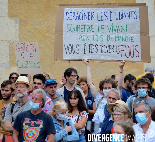 Manifestation contre la vente du domaine de grignon  au promoteur immobilier altarea cogedim