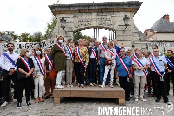 Manifestation contre la vente du domaine de grignon  au promoteur immobilier altarea cogedim