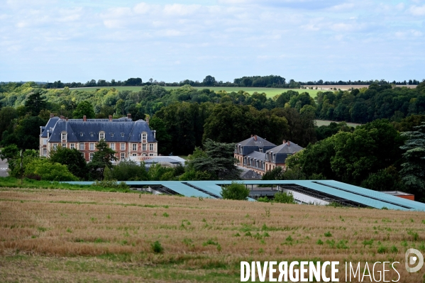 Manifestation contre la vente du domaine de grignon  au promoteur immobilier altarea cogedim