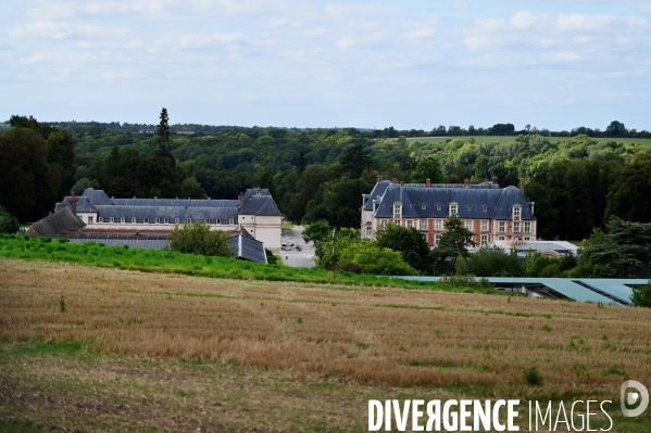 Manifestation contre la vente du domaine de grignon  au promoteur immobilier altarea cogedim