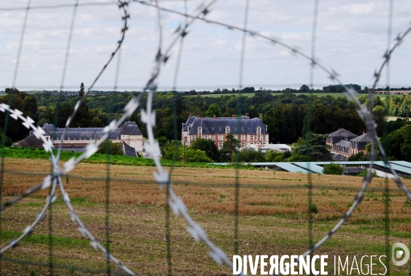 Manifestation contre la vente du domaine de grignon  au promoteur immobilier altarea cogedim