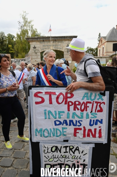 Manifestation contre la vente du domaine de grignon  au promoteur immobilier altarea cogedim