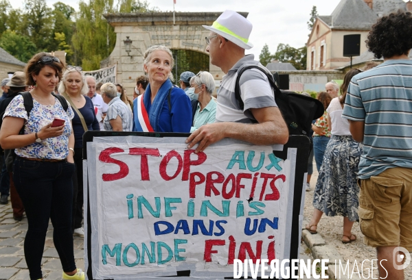 Manifestation contre la vente du domaine de grignon  au promoteur immobilier altarea cogedim