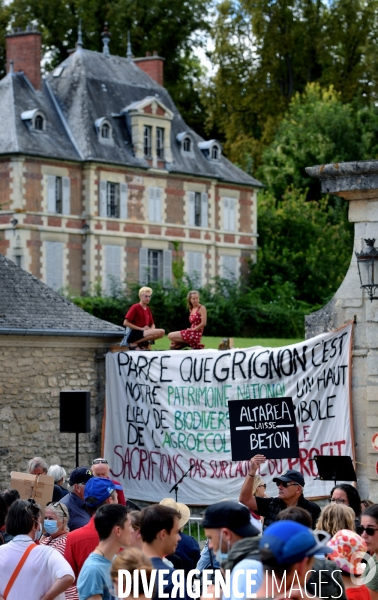 Manifestation contre la vente du domaine de grignon  au promoteur immobilier altarea cogedim