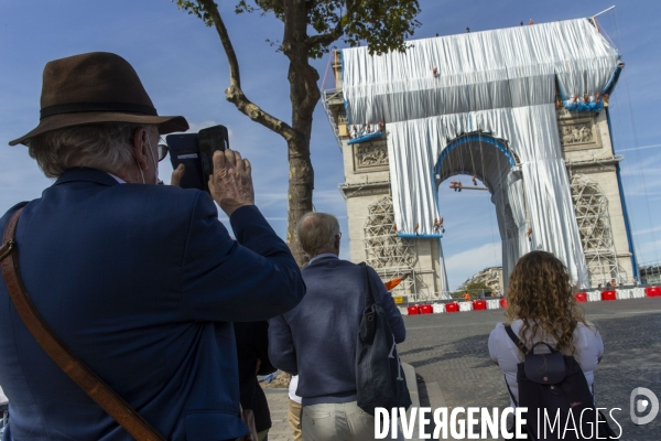 Chantier de l oeuvre posthume de Christo et Jeanne-Claude: L Arc de Triomphe empaqueté.