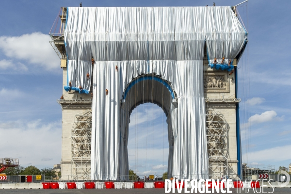 Chantier de l oeuvre posthume de Christo et Jeanne-Claude: L Arc de Triomphe empaqueté.