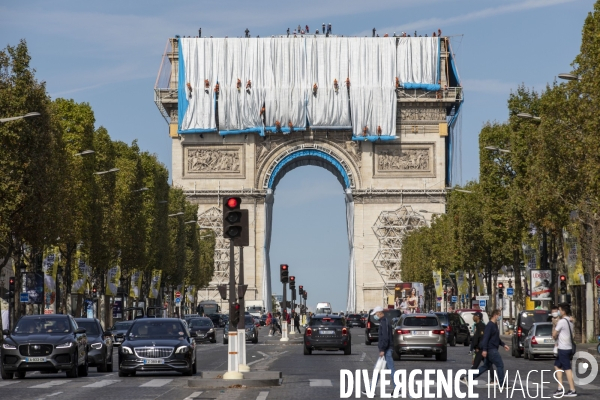 Chantier de l oeuvre posthume de Christo et Jeanne-Claude: L Arc de Triomphe empaqueté.