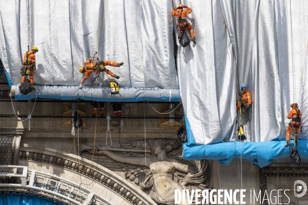 Chantier de l oeuvre posthume de Christo et Jeanne-Claude: L Arc de Triomphe empaqueté.