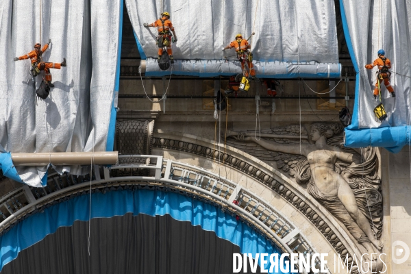 Chantier de l oeuvre posthume de Christo et Jeanne-Claude: L Arc de Triomphe empaqueté.