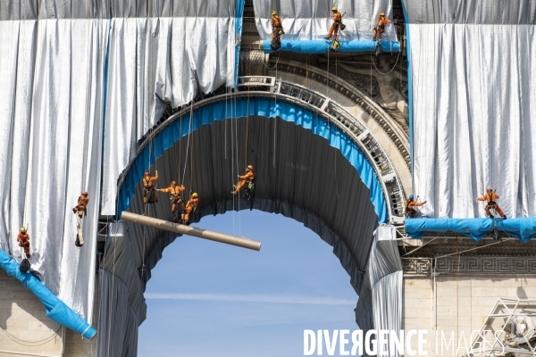Chantier de l oeuvre posthume de Christo et Jeanne-Claude: L Arc de Triomphe empaqueté.