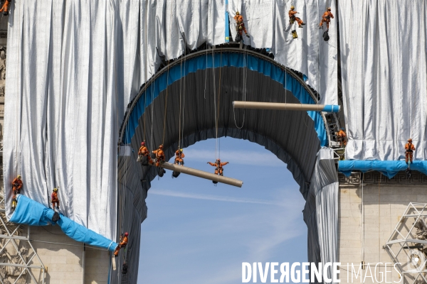 Chantier de l oeuvre posthume de Christo et Jeanne-Claude: L Arc de Triomphe empaqueté.