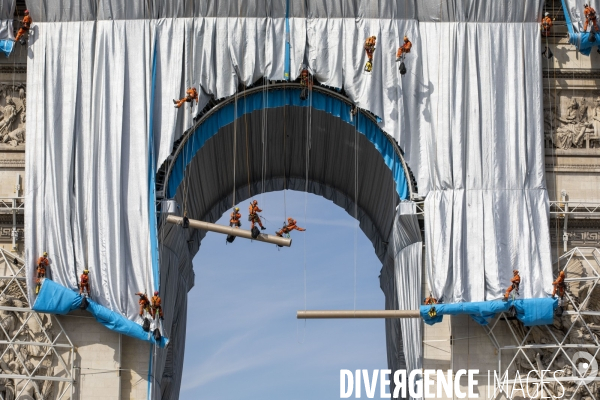 Chantier de l oeuvre posthume de Christo et Jeanne-Claude: L Arc de Triomphe empaqueté.