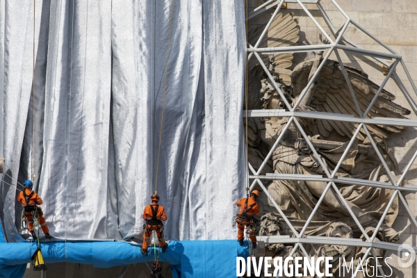 Chantier de l oeuvre posthume de Christo et Jeanne-Claude: L Arc de Triomphe empaqueté.