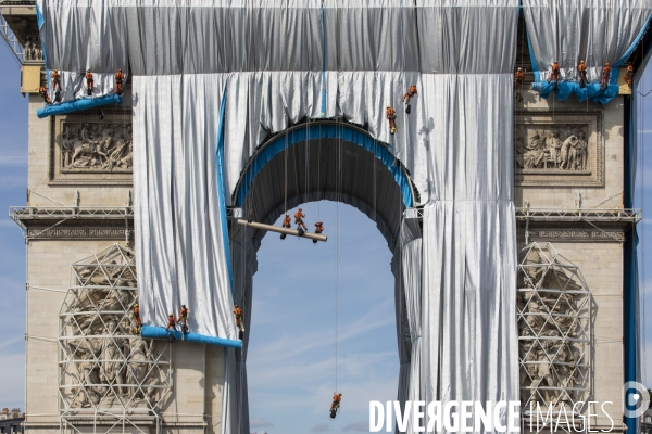 Chantier de l oeuvre posthume de Christo et Jeanne-Claude: L Arc de Triomphe empaqueté.