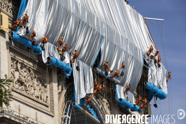 Chantier de l oeuvre posthume de Christo et Jeanne-Claude: L Arc de Triomphe empaqueté.