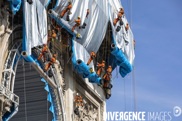 Chantier de l oeuvre posthume de Christo et Jeanne-Claude: L Arc de Triomphe empaqueté.