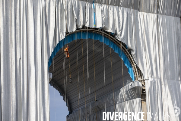 Chantier de l oeuvre posthume de Christo et Jeanne-Claude: L Arc de Triomphe empaqueté.