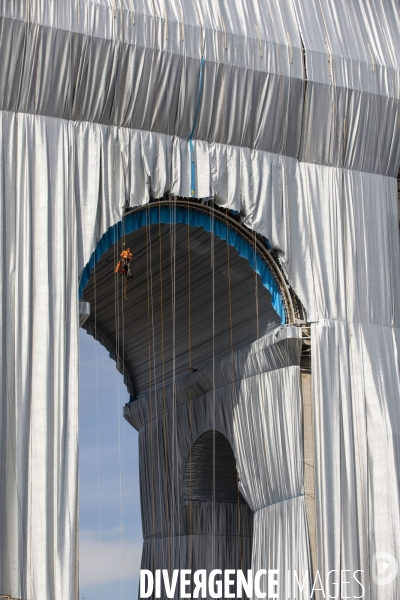 Chantier de l oeuvre posthume de Christo et Jeanne-Claude: L Arc de Triomphe empaqueté.