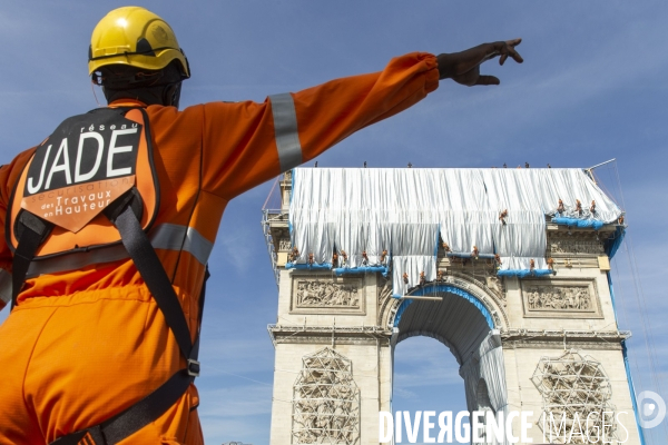 Chantier de l oeuvre posthume de Christo et Jeanne-Claude: L Arc de Triomphe empaqueté.