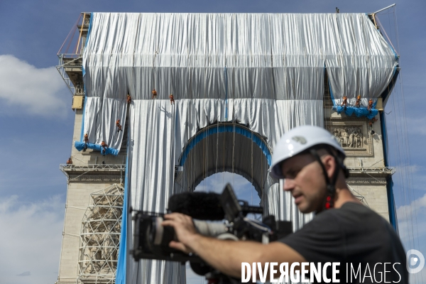 Chantier de l oeuvre posthume de Christo et Jeanne-Claude: L Arc de Triomphe empaqueté.