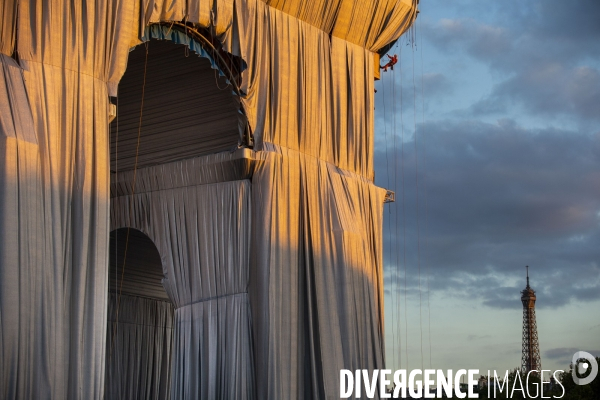 Chantier de l oeuvre posthume de Christo et Jeanne-Claude: L Arc de Triomphe empaqueté.