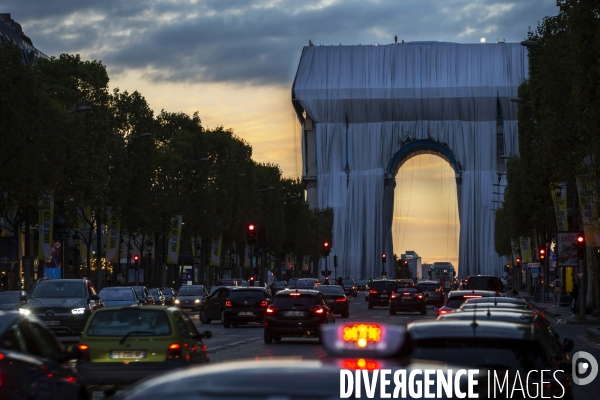 Chantier de l oeuvre posthume de Christo et Jeanne-Claude: L Arc de Triomphe empaqueté.