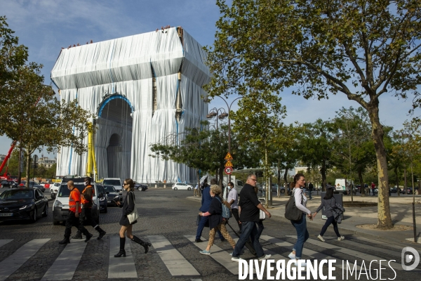 Chantier de l oeuvre posthume de Christo et Jeanne-Claude: L Arc de Triomphe empaqueté.