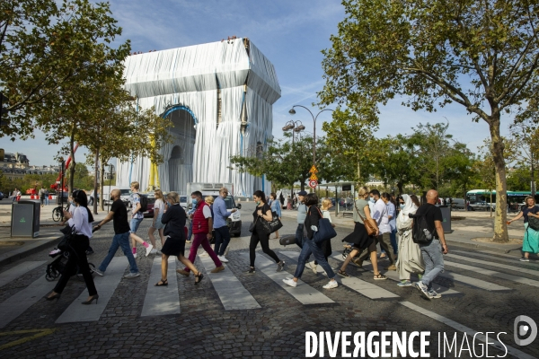 Chantier de l oeuvre posthume de Christo et Jeanne-Claude: L Arc de Triomphe empaqueté.