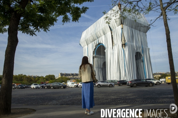 Chantier de l oeuvre posthume de Christo et Jeanne-Claude: L Arc de Triomphe empaqueté.